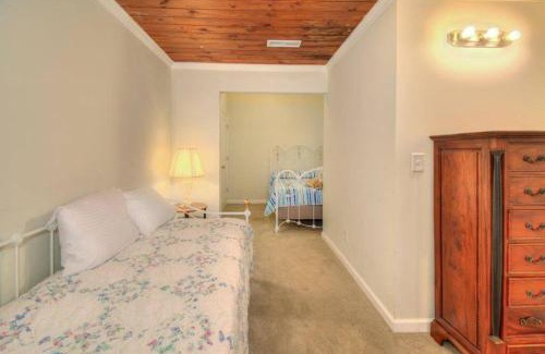 Windy Hill Apartamento | Beach Lovin/sleeps 10/2 blocks to beach/pets ok