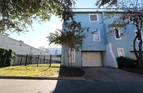 Northeast Virginia Beach Casa | Beach Luxury Townhouse
