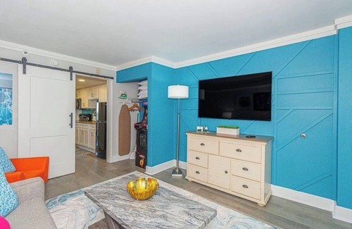 Calabash Condominio | Beach'n 1BR Ocean Front Condo Arcades Fireplace