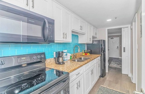 Calabash Condominio | Beach'n 1BR Ocean Front Condo Arcades Fireplace