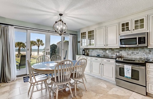 Fernandina Beach Condominio | BEACH,OCEAN FRONT, Amelia Island FL, 2BR/2BTH ,SEE WAVES CRASHING, PET APPROVAL