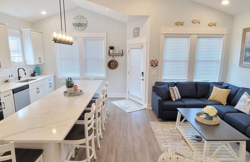 Corolla Village Condominio | Beach Paradise: 5-min walk to beach & directly across from Currituck Lighthouse!