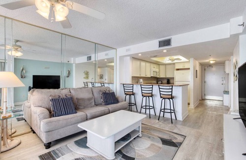 Daytona Beach Shores Apartamento | Beach Please! Pool + Balcony Ocean Views