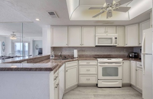 Daytona Beach Shores Apartamento | Beach Please! Pool + Balcony Ocean Views