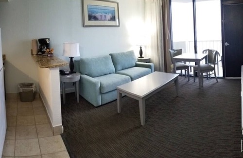 Northeast Virginia Beach Condominio | Beach Quarters - Oceanfront 1BR / 1BA Units directamente en Virginia Beach Boardwalk