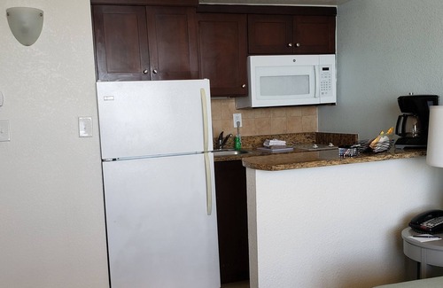 Northeast Virginia Beach Condominio | Beach Quarters - Oceanfront 1BR / 1BA Units directamente en Virginia Beach Boardwalk