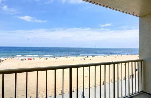 Northeast Virginia Beach Condominio | Beach Quarters - Oceanfront 1BR / 1BA Units directamente en Virginia Beach Boardwalk