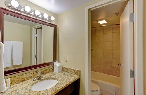 Northeast Virginia Beach Complejo | Beach Quarters Resort Oceanfront condo with Oceanfront balcony!