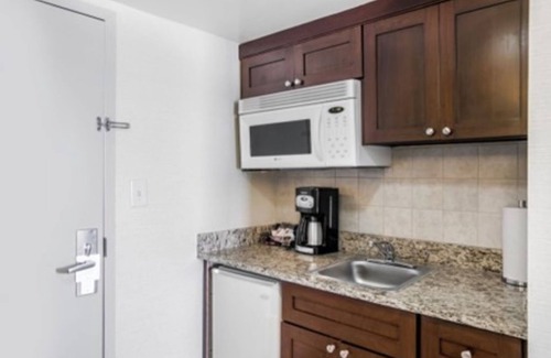 Northeast Virginia Beach Complejo | Beach Quarters Resort Oceanfront condo with 2 oceanfront balconies!