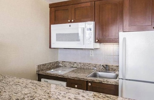 Northeast Virginia Beach Complejo | Beach Quarters Resort Oceanfront condo with 2 oceanfront balconies!