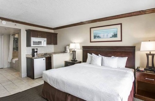 Northeast Virginia Beach Complejo | Beach Quarters Resort Oceanfront condo with 2 oceanfront balconies!