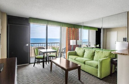 Northeast Virginia Beach Complejo | Beach Quarters Resort Oceanfront condo with Oceanfront balcony!