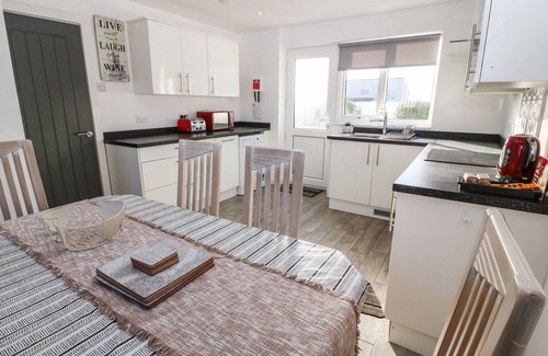 Holyhead Cabaña | Beach Reach