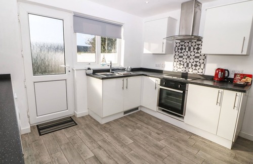 Holyhead Cabaña | Beach Reach