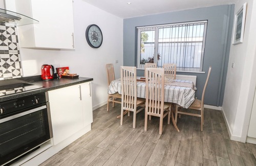 Holyhead Cabaña | Beach Reach