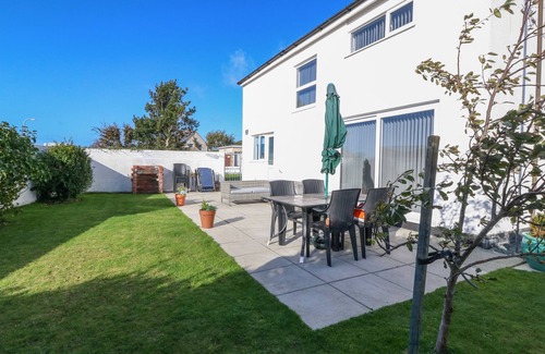 Holyhead Cabaña | Beach Reach