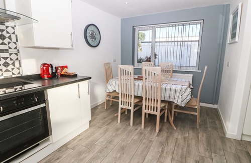 Holyhead Cabaña | BEACH REACH, pet friendly, country holiday cottage in Valley
