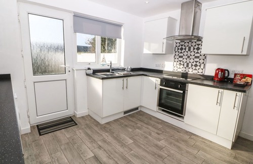Holyhead Cabaña | BEACH REACH, pet friendly, country holiday cottage in Valley