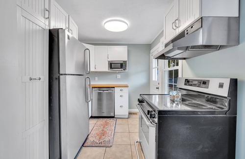 Westbrook Center Cabaña | Beach Retreat - 5 beds , 2 kitchens @ Salt Island- Westbrook -walk to water