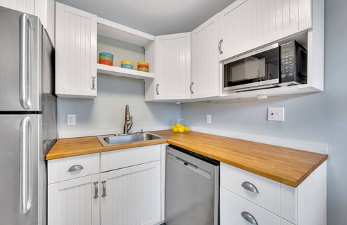 Westbrook Center Cabaña | Beach Retreat - 5 beds , 2 kitchens @ Salt Island- Westbrook -walk to water