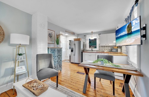 Westbrook Center Cabaña | Beach Retreat - 5 beds , 2 kitchens @ Salt Island- Westbrook -walk to water