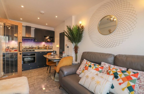 Seaford Cabaña | BEACH RETREAT, romantic, character holiday cottage in Seaford