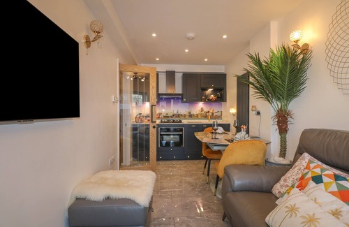 Seaford Cabaña | BEACH RETREAT, romantic, character holiday cottage in Seaford