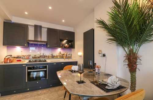 Seaford Cabaña | BEACH RETREAT, romantic, character holiday cottage in Seaford