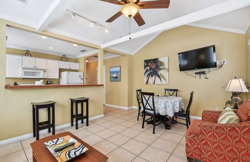 Clearwater Beach Casa | Beach Side Cottage 20 / Walk to the beach!