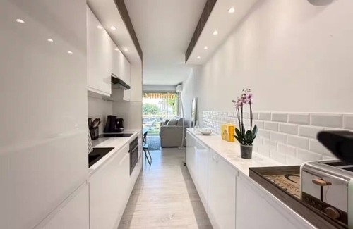 Golfe Juan Apartamento | Beach Studio in Golfe-Juan with Sea View, Parking near Cannes, Antibes, ports