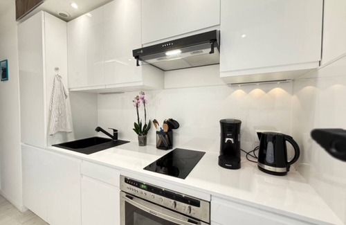 Golfe Juan Apartamento | Beach Studio in Golfe-Juan with Sea View, Parking near Cannes, Antibes, ports
