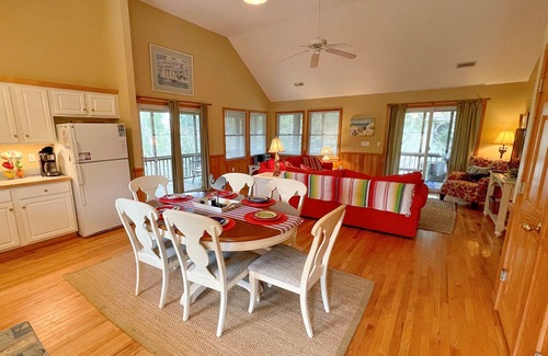 Ocracoke Casa | Terapia de playa: se admiten perros, interior espacioso y porches con mosquitero.