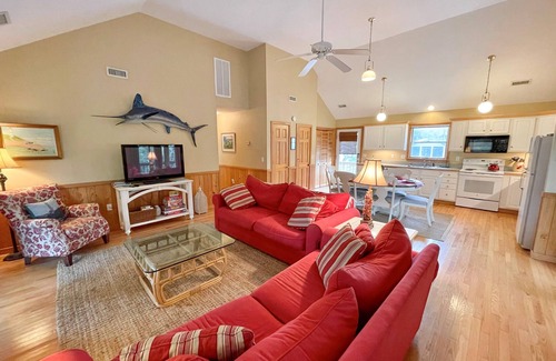Ocracoke Casa | Terapia de playa: se admiten perros, interior espacioso y porches con mosquitero.