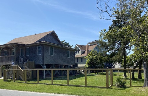 Ocracoke Casa | Terapia de playa: se admiten perros, interior espacioso y porches con mosquitero.