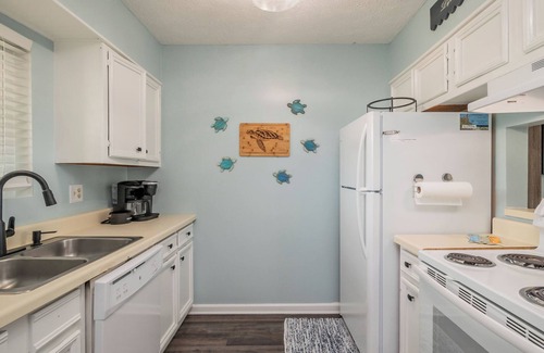 Caswell Beach Condominio | Beach Therapy: Oceanfront Condo with Seasonal Community Pool