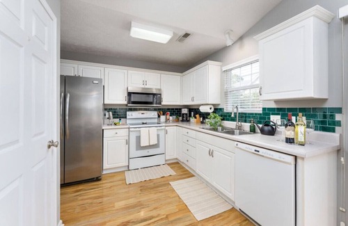Wilmington Apartamento | Beach Time! w/ King Beds, Pool, Fire Pit, & Tennis