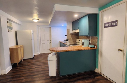 St. Petersburg - Clearwater Casa | Beach Vibes 2-bedroom house 1 bath. with AC, WiFi in delightful St. Petersburg
