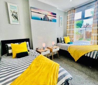 Westcliff-on-Sea Apartamento | Beach Vibes in Southend-On-Sea for contractors, workers by Artisan Stays I Weekly or Monthly Stay Offer I Free Parking I Sleeps 5