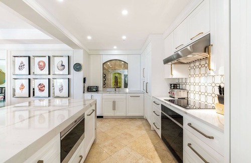 Seven Mile Beach Condominio | Beach view condo with bunk beds overlooking 7Mile Beach at The Ritz-Carlton