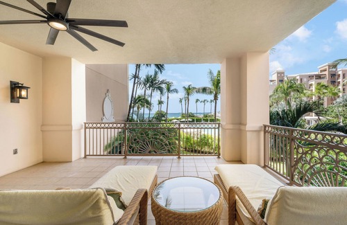 Seven Mile Beach Condominio | Beach view condo with bunk beds overlooking 7Mile Beach at The Ritz-Carlton