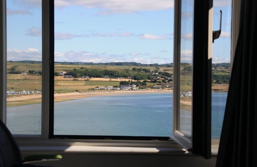 Ardmore Casa | Beach view, period house, contemporary fitout in historic, fishing village