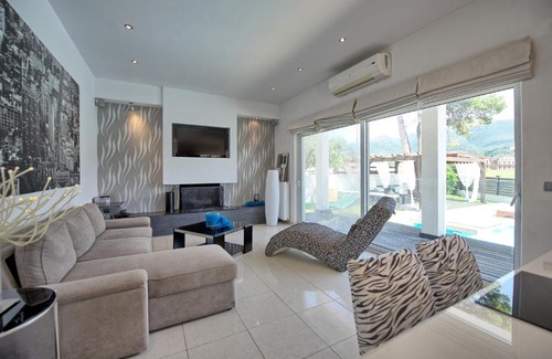 Acharavi Villa | Beach Villa Christina by PosarelliVillas