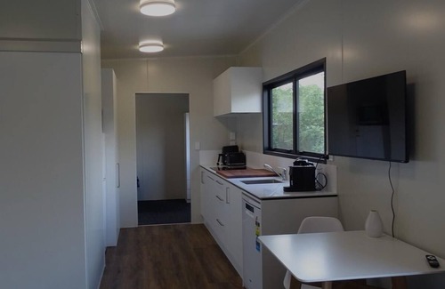 Raumati South Casa | Beach Village retreat 5Min Walk to Beach & 2-Min to Village w/Cafes & Live Music