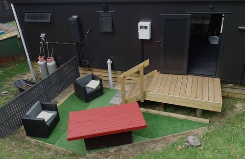 Raumati South Casa | Beach Village retreat 5Min Walk to Beach & 2-Min to Village w/Cafes & Live Music