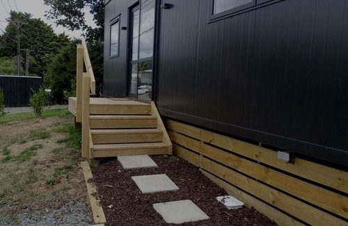 Raumati South Casa | Beach Village retreat 5Min Walk to Beach & 2-Min to Village w/Cafes & Live Music