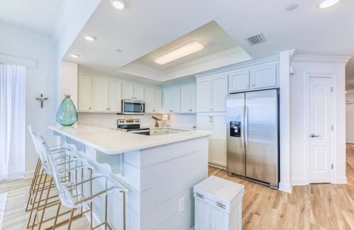 Orange Beach Condominio | Beach w/Luxury! 4BR/3BA Condo in OBA w/ Lazy River & dining in walking distance