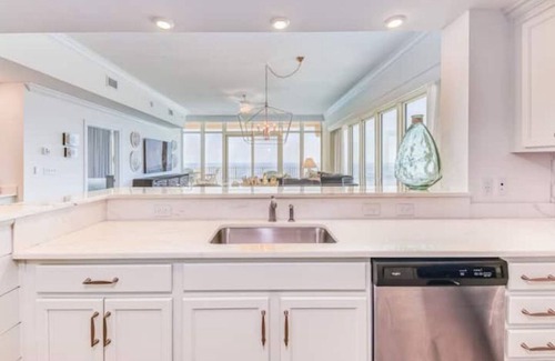 Orange Beach Condominio | Beach w/Luxury! 4BR/3BA Condo in OBA w/ Lazy River & dining in walking distance