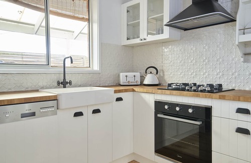 Mornington Casa | Beach Walk Cottage (Newly Renovated) Pet Friendly