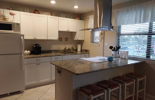St. Pete Beach Condominio | St. Pete Beach (3 ° en EE. UU.) CONDO 1999 Mo / 899 Wk. VISTA AL AGUA + AL LADO DE LA PISCINA. NO FUMADORES