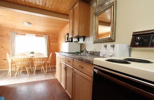 Wasaga Beach Cabaña | Riverfront Cottage 3 - Wasaga Beach